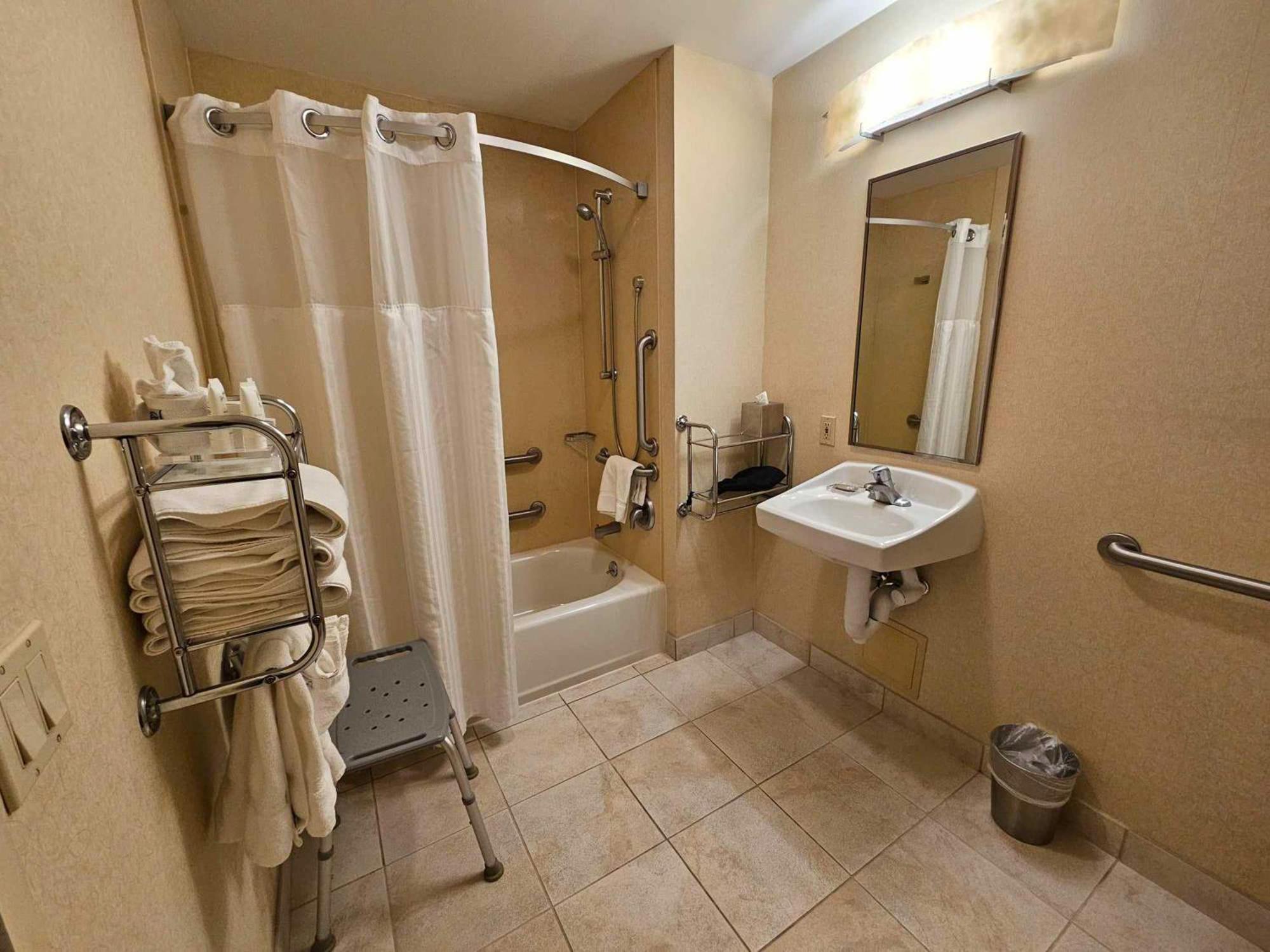 Radisson Hotel フリーホールド エクステリア 写真