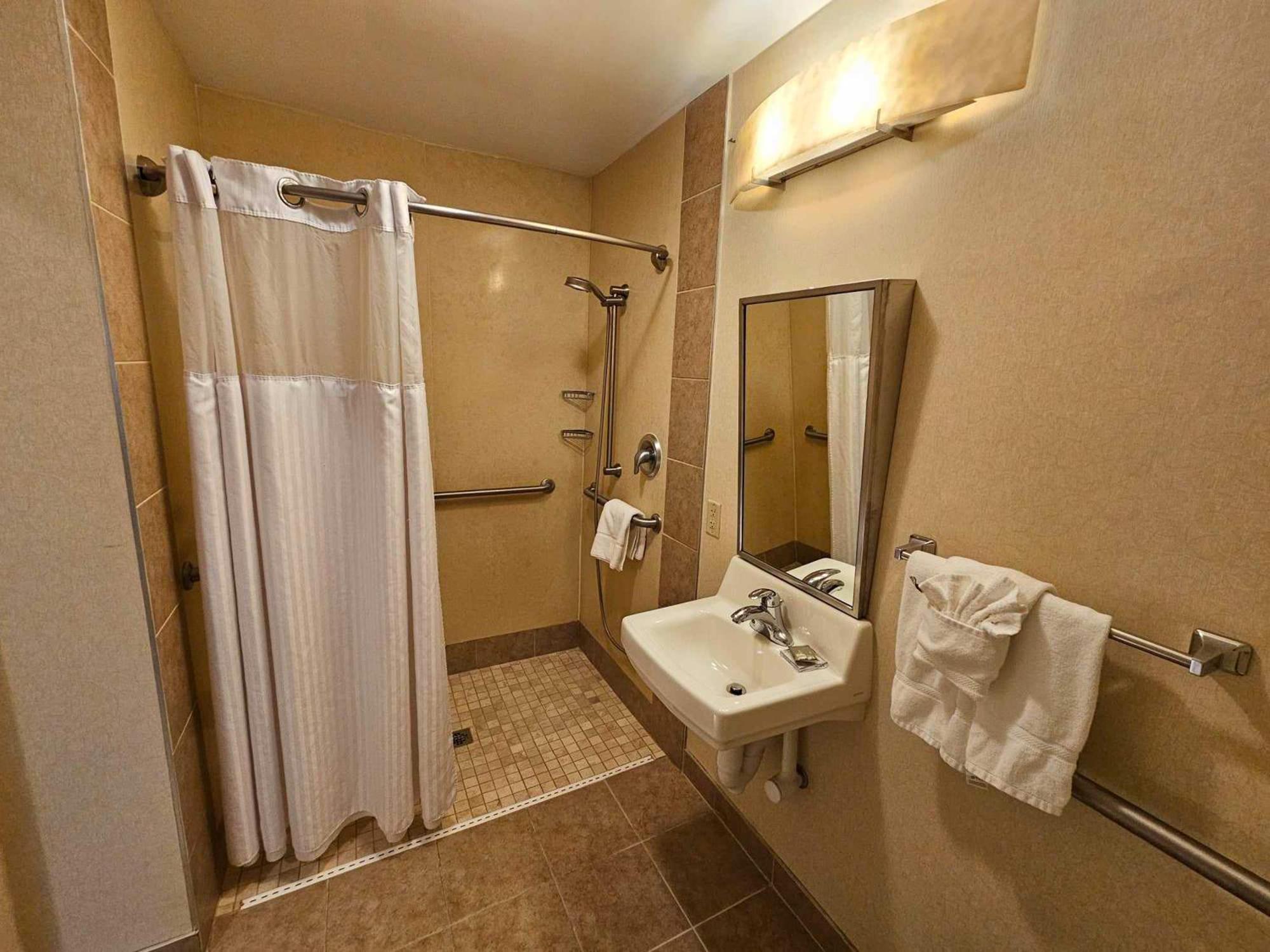 Radisson Hotel フリーホールド エクステリア 写真
