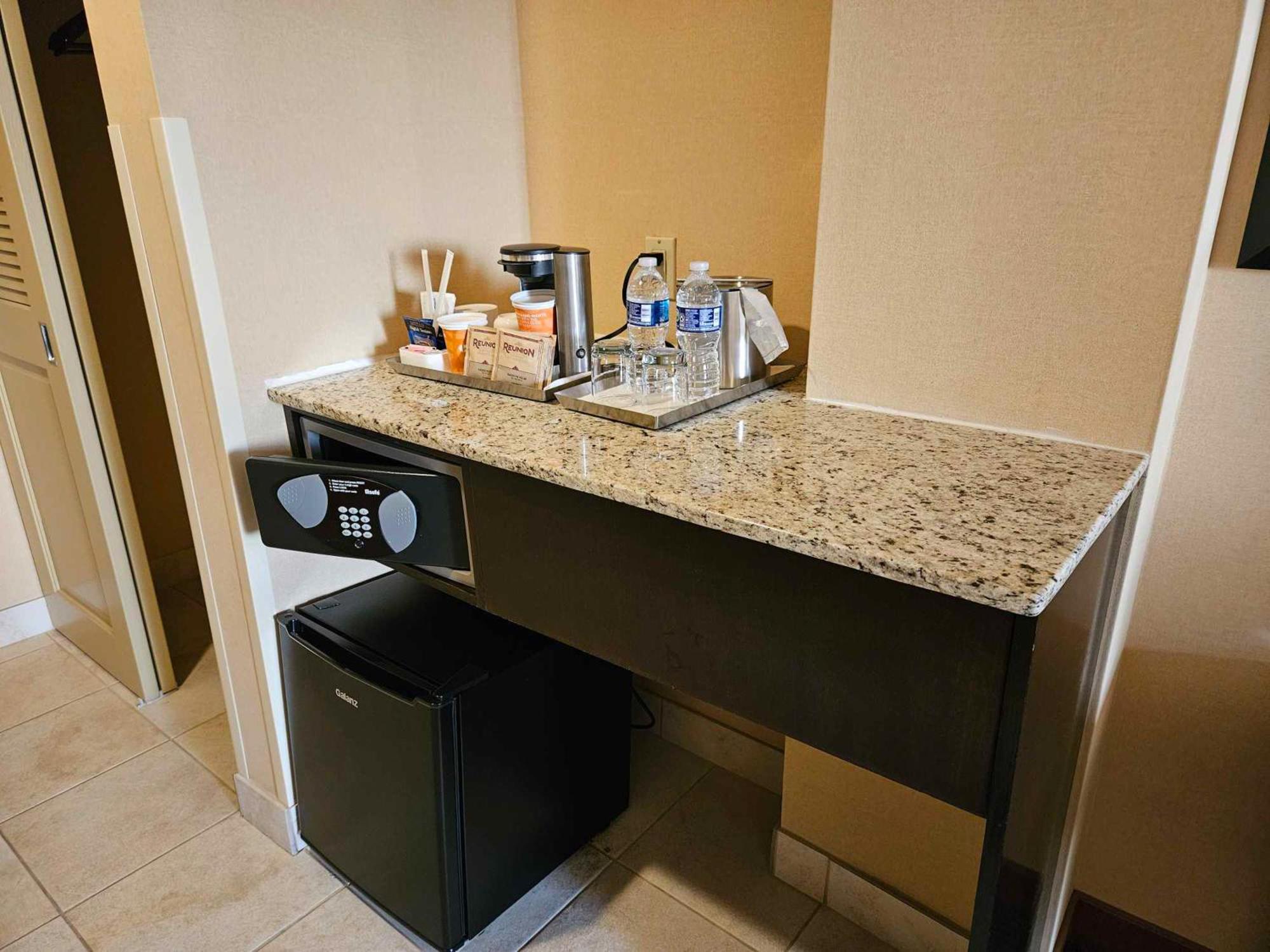 Radisson Hotel フリーホールド エクステリア 写真